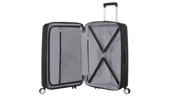 Organización interior con bolsillo extra con cremallera.