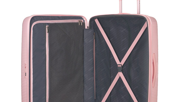 Organización interior con bolsillo extra con cremallera.