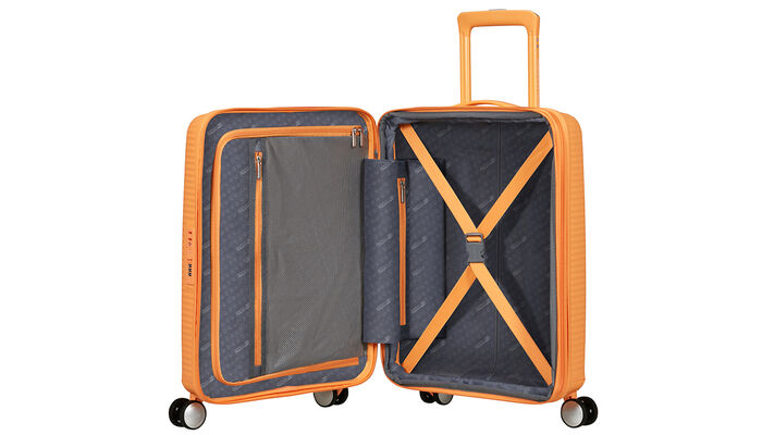 Organización interior con bolsillo extra con cremallera.