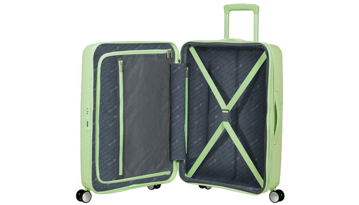 Organización interior con bolsillo extra con cremallera.