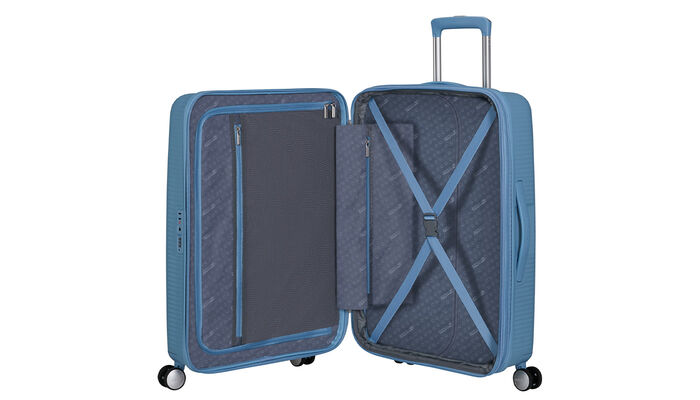 Organización interior con bolsillo extra con cremallera.