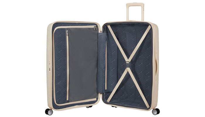 Organización interior con bolsillo extra con cremallera.