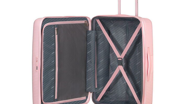 Organización interior con bolsillo extra con cremallera.