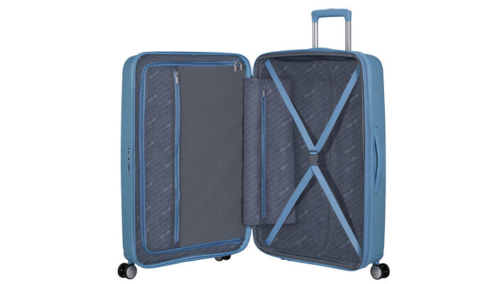 Organización interior con bolsillo extra con cremallera.