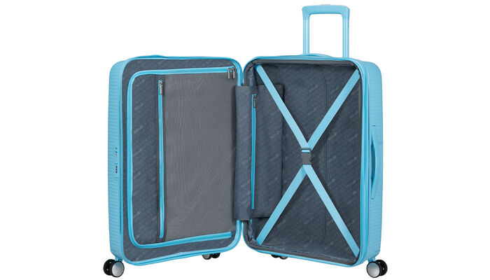 Organización interior con bolsillo extra con cremallera.