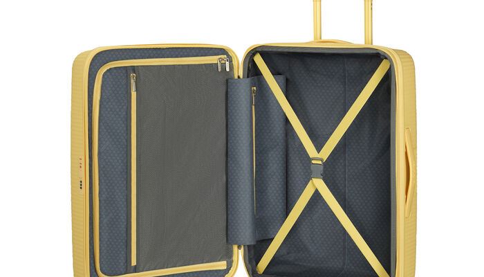 Organización interior con bolsillo extra con cremallera.