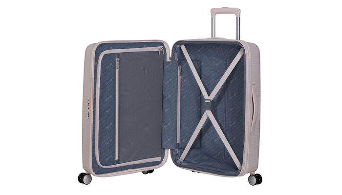 Organización interior con bolsillo extra con cremallera.