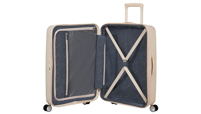 Organización interior con bolsillo extra con cremallera.