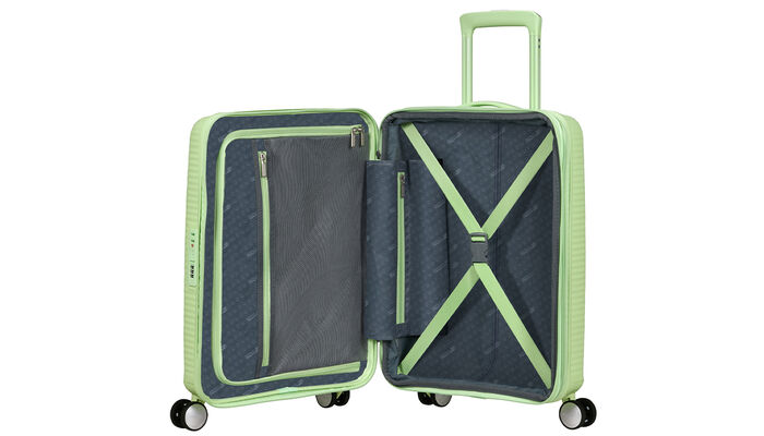 Organización interior con bolsillo extra con cremallera.