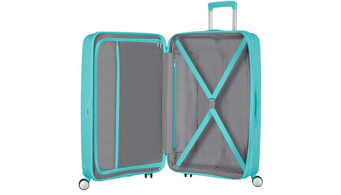 Organización interior con bolsillo extra con cremallera.