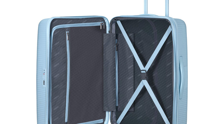 Organización interior con bolsillo extra con cremallera.