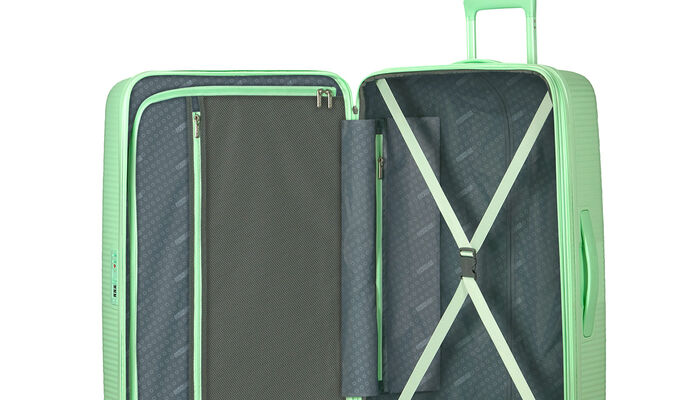 Organización interior con bolsillo extra con cremallera.