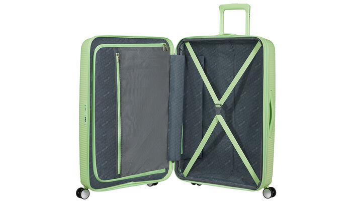 Organización interior con bolsillo extra con cremallera.