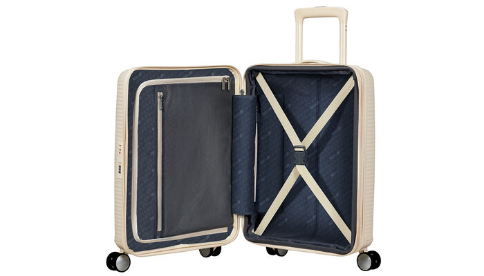 Organización interior con bolsillo extra con cremallera.