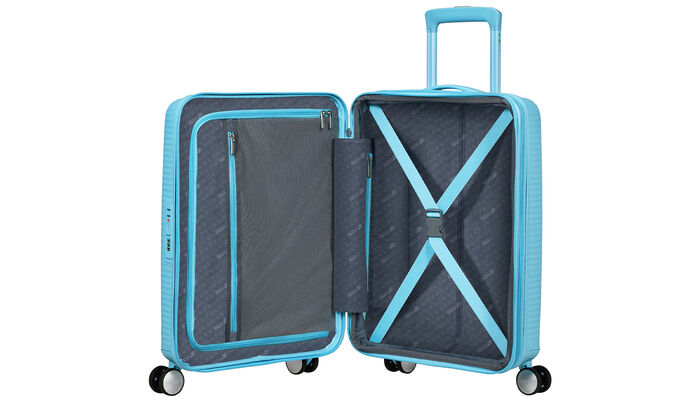 Organización interior con bolsillo extra con cremallera.