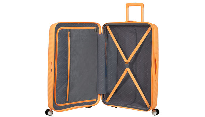 Organización interior con bolsillo extra con cremallera.