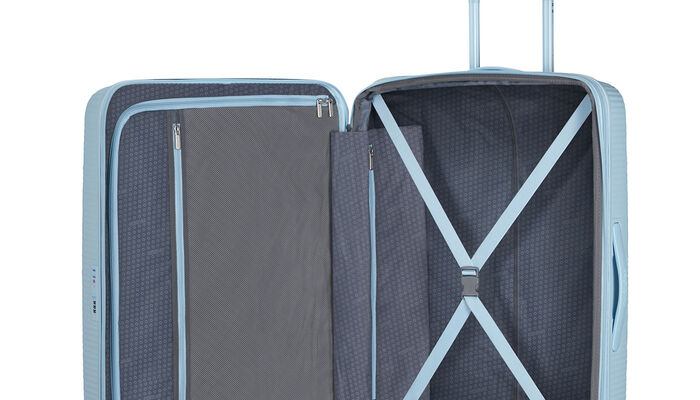 Organización interior con bolsillo extra con cremallera.