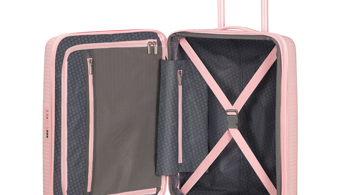 Organización interior con bolsillo extra con cremallera.