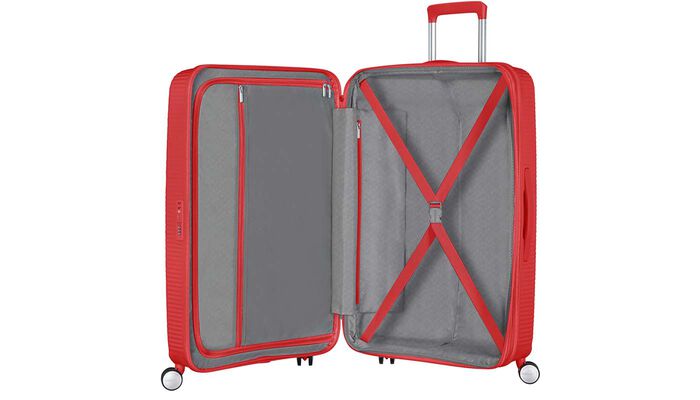 Organización interior con bolsillo extra con cremallera.