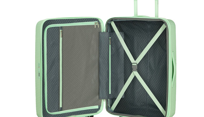 Organización interior con bolsillo extra con cremallera.