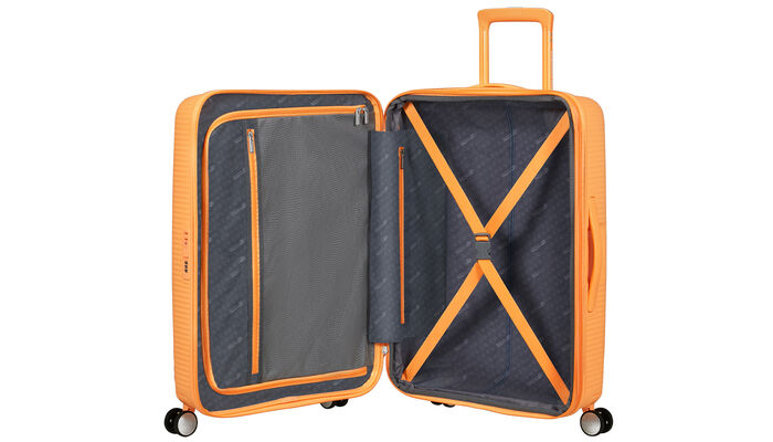 Organización interior con bolsillo extra con cremallera.