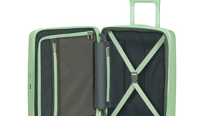 Organización interior con bolsillo extra con cremallera.