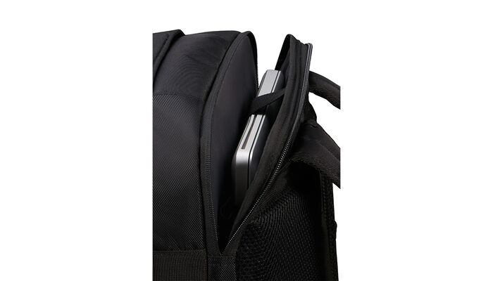 Dedicated laptop compartment 15.6"