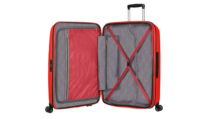 Organización interior con bolsillo adicional con cremallera.